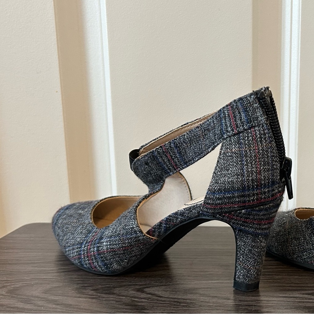 Life Stride grey blue and black pattern size 5 heels